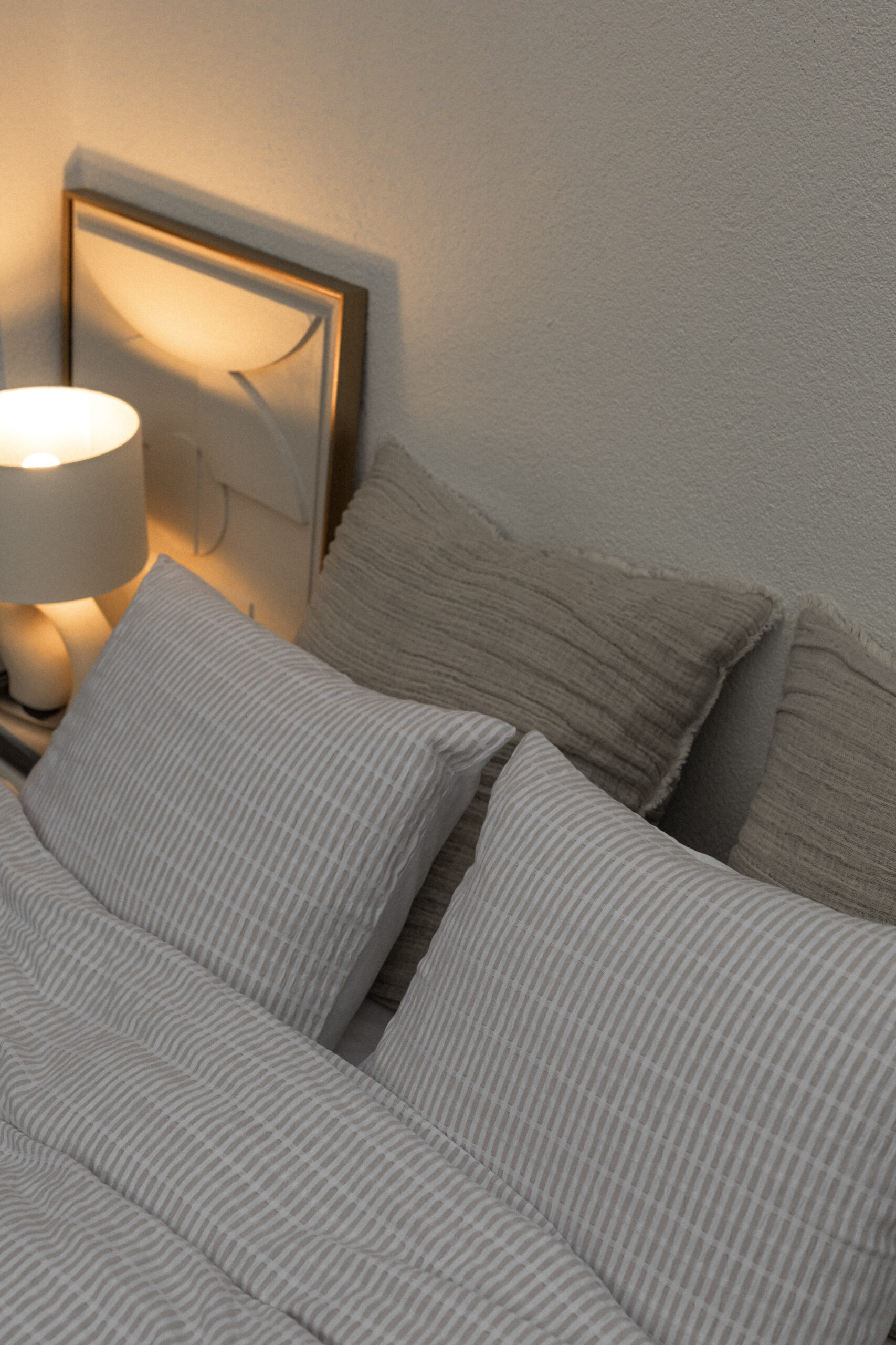 kaboompics_cosy-bed-corner-collection-33072-scaled.jpg